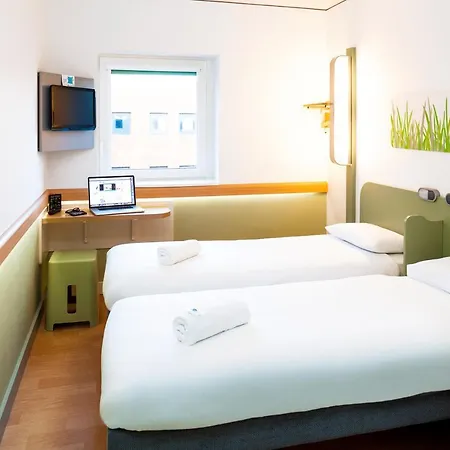 Ibis Budget Sur Centre Les Ports Hotel 2*