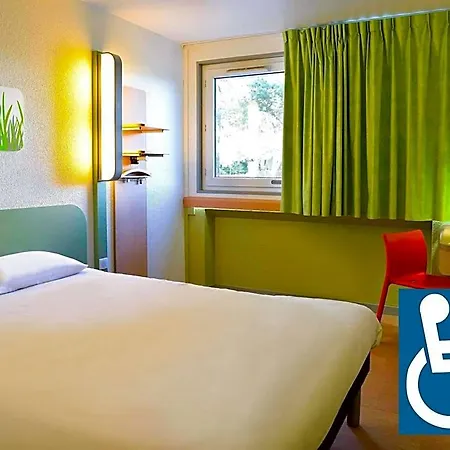 Отель Ibis Budget Centre Les Ports