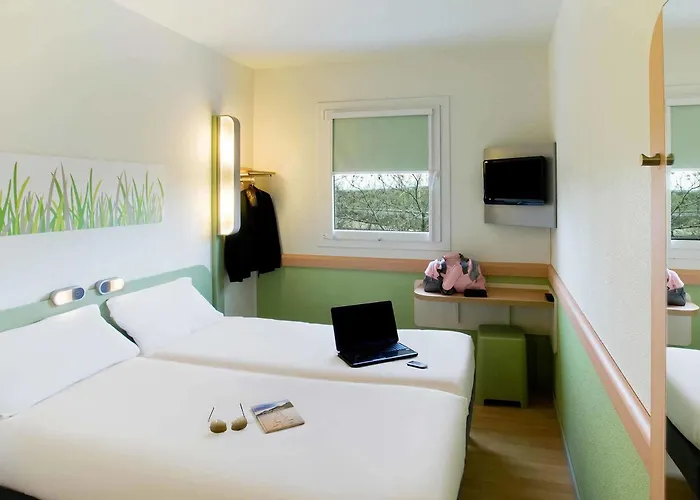 Ibis Budget Sur Centre Les Ports Hotel 2*