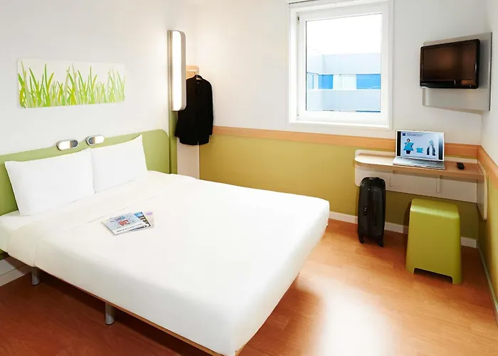 Ibis Budget Sur Centre Les Ports Hotel 2*